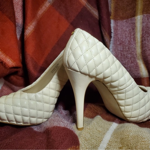 Vintage Cream Color Quilted Vegan Leather Pumps. 4.5" Heel. Size 8 - Picture 6 of 16
